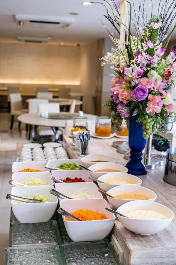 The Airport Courtyard Suvarnabhumi Airport Bangkok Luaran gambar A buffet at a hotel