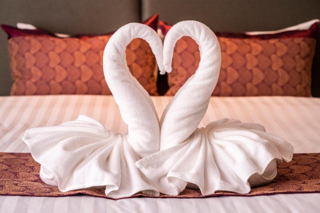 The Airport Courtyard Suvarnabhumi Airport Bangkok Luaran gambar Towel swans