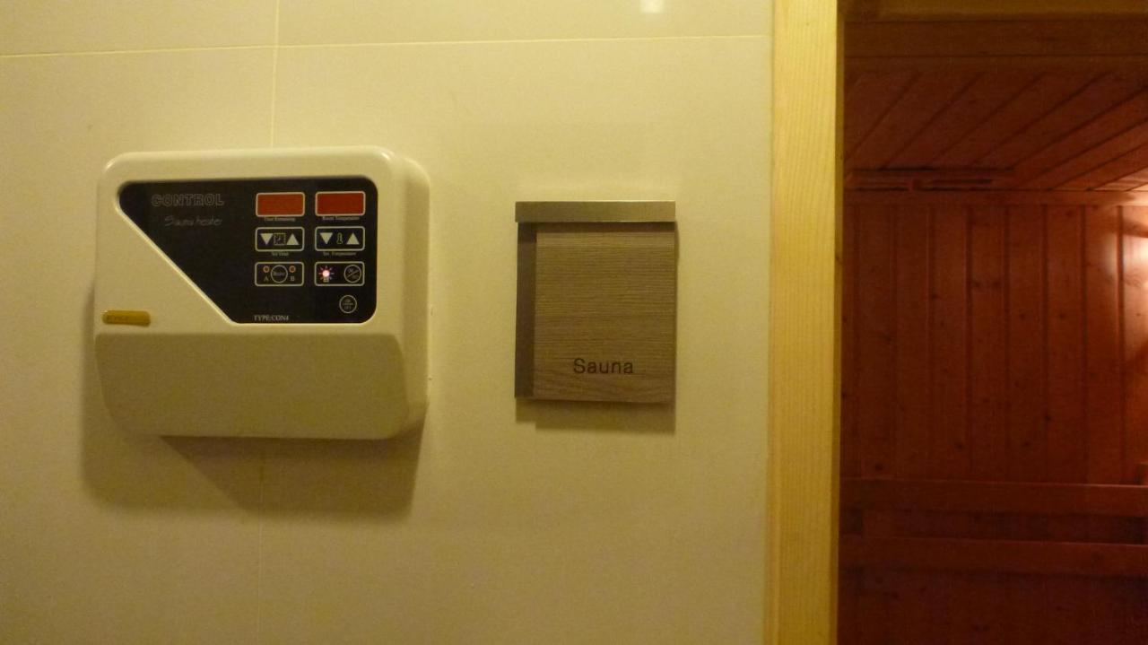 The Airport Courtyard Suvarnabhumi Airport Bangkok Luaran gambar A shower panel