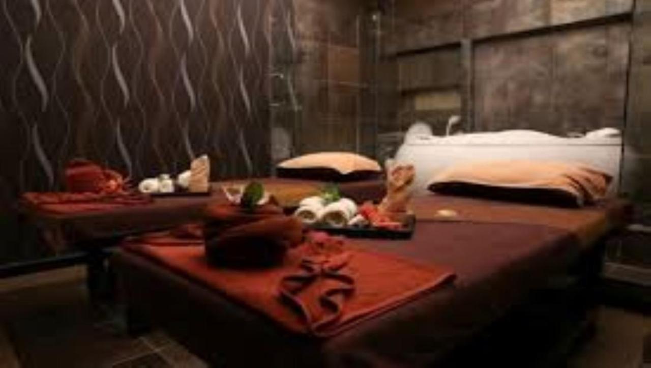 The Airport Courtyard Suvarnabhumi Airport Bangkok Luaran gambar A massage table at a spa