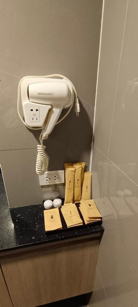 The Airport Courtyard Suvarnabhumi Airport Bangkok Luaran gambar A hair dryer in a hotel bathroom