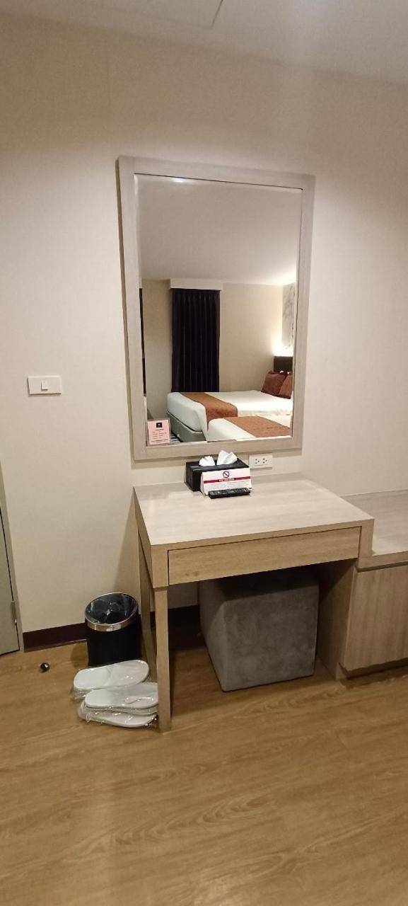 The Airport Courtyard Suvarnabhumi Airport Bangkok Luaran gambar A dressing table